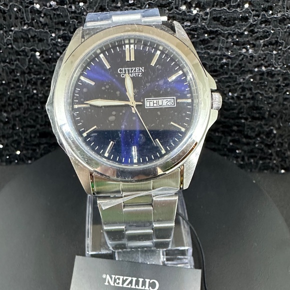 Men's NWT Citizen Midnith face w/Date and Silver Bezel Leading to a Silver Band - Picture 2 of 7